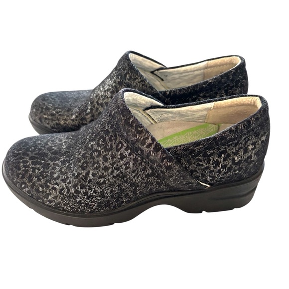 NWT Align Indya Black Silver Leopard Print Clogs Nurse SZ 7.5 - Picture 2 of 14